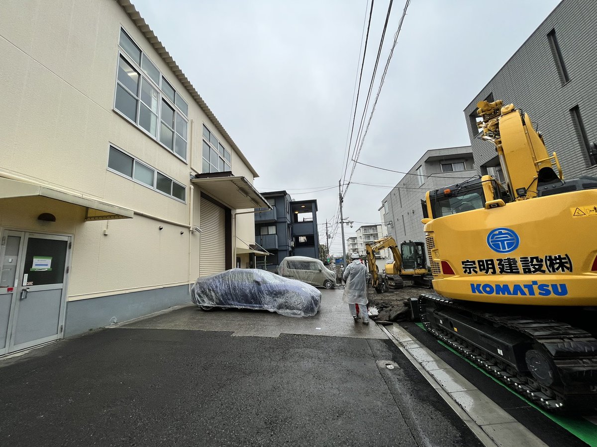 a_k_a_kazu's tweet photo. 出社したらオフィスにデカいクローラが届けられていてびっくりした https://t.co/W6p32yR5w7
