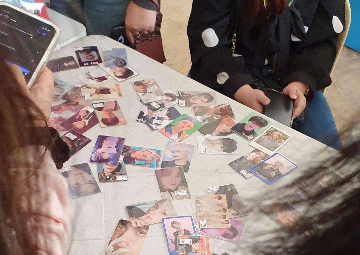 jysmails's tweet photo. photocard selling? only at dlsu bazaars! https://t.co/QvQOWL62LV