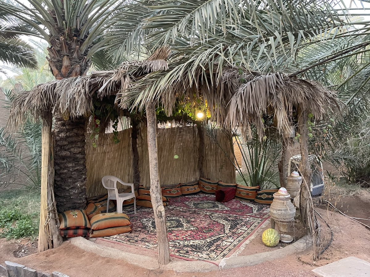 قمت أمس بزيارة حير السرور وهو متحف تراثي في حائل. وذكرني منظر الموقد في المطبخ بالعمل الشاق الذي كانت تقوم به جدتي رحمها الله كل يوم قبل ٥٠ عامًا في مطبخها الضيق والمظلم حيث لم تكن المياه الساخنة متاحة في الحنفية.