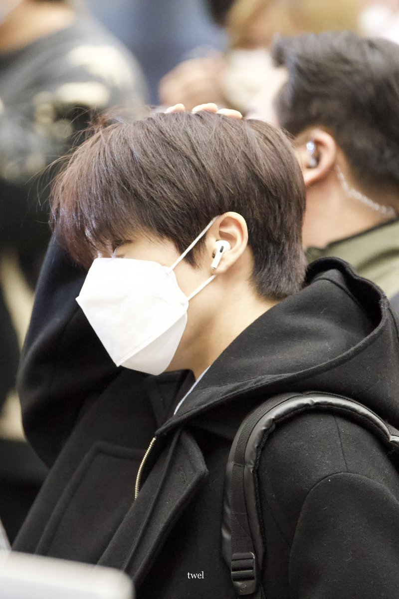 Jisungfess's tweet photo. Akibat tidur hanya 20 menit dan sibuk ingin menunjukkan airpods barunya kepada penggemar, dikabarkan remaja 21 tahun bernama park jisung! ini meninggalkan passportnya di mobil https://t.co/Q74KbZLTPq
