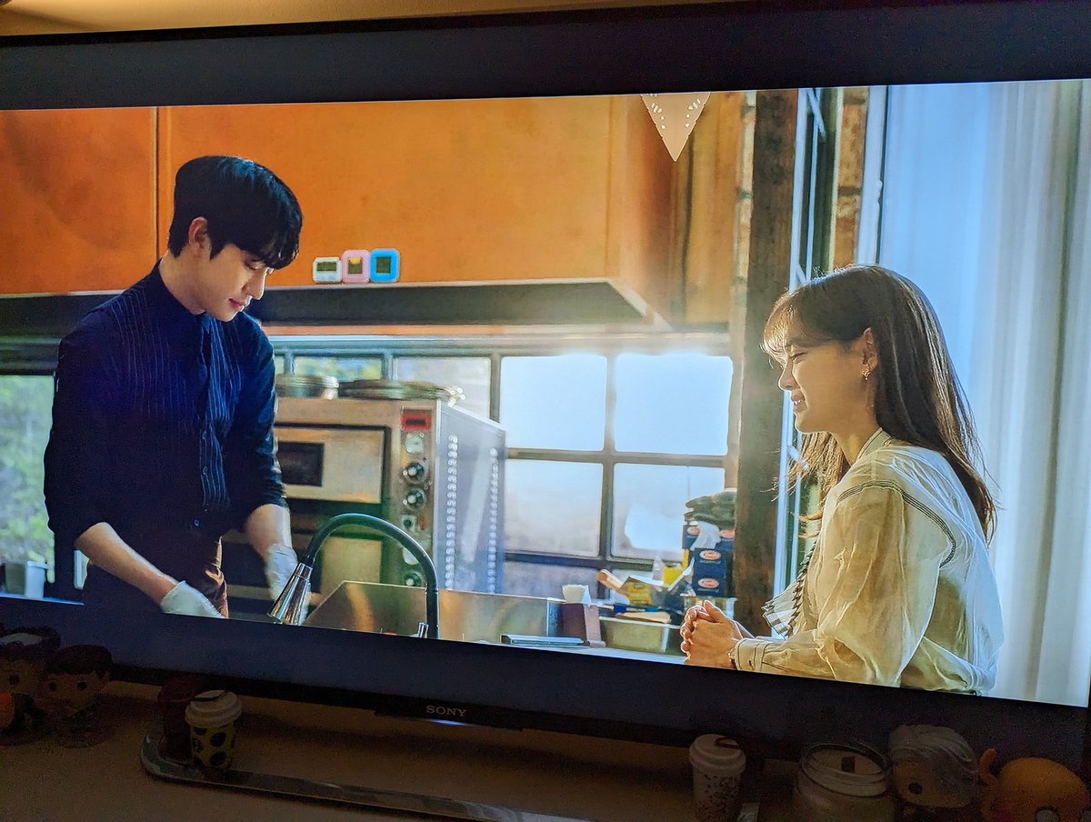 sierralikespi's tweet photo. I can't be the only one feeling things when Tae-moo cooks breakfast for Ha-ri... 🥵😍 #BusinessProposal https://t.co/xU6shQqWzW