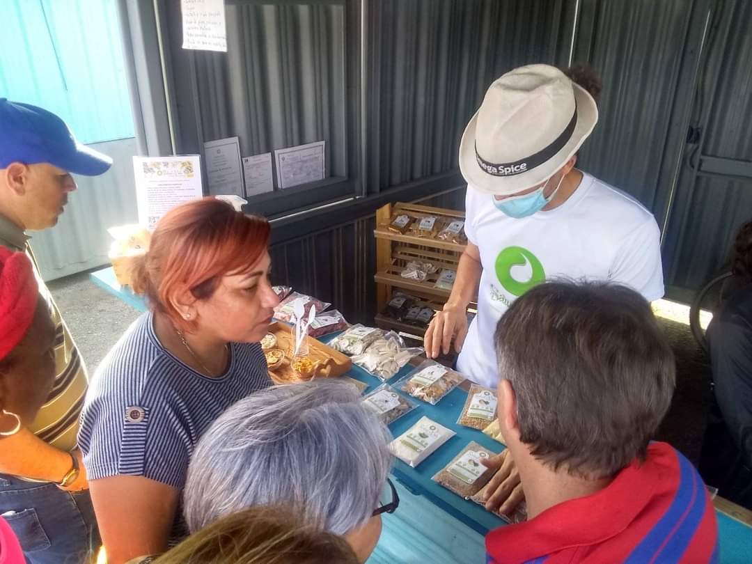 SuselyMorfaG's tweet photo. #Hoy recorrimos desde bien temprano las ferias integrales del territorio. Queda mucho por hacer, pero seguimos batallando porque sabemos que #MejorEsPosible ✊🏻❤️🇨🇺
#MatancerosEnVictoria 
@DiazCanelB @DrRobertoMOjeda @mariofsabines @IzquierdoAlons1 https://t.co/5ekMFsZIuI