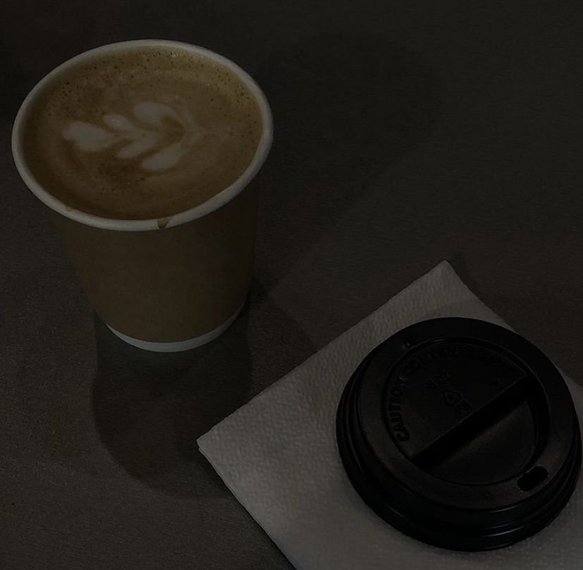 перед встречей с наилюбимейшим 10 "а" спасает только кофе и вера в то, что они удосужились подготовиться к сегодняшнему тесту.