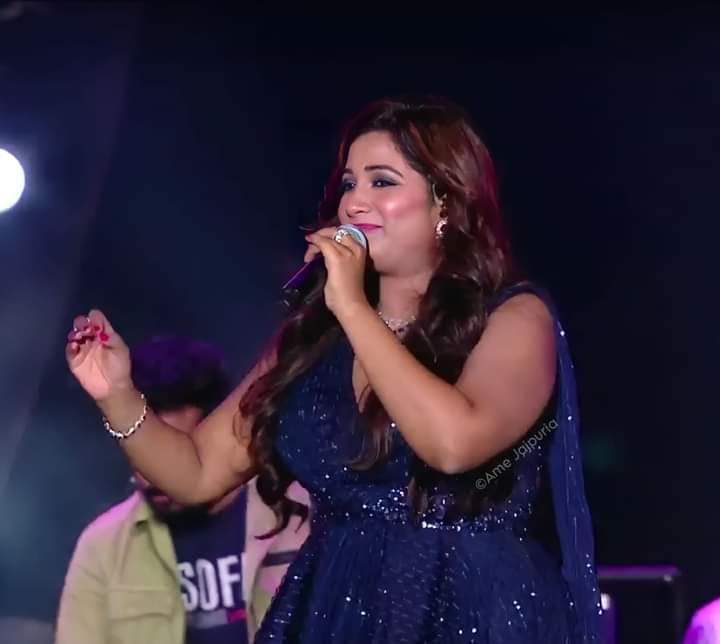 SonaSsg's tweet photo. UNDISPUTED MUSICAL FRATERNITY 💥💥💥
@shreyaghoshal - Revolution that visibly decorated by the entire live celebration along with the wrapped audience ❤ Shreya's fandom be like..
#JajpurMahotsav2023 https://t.co/XfehatdzWY