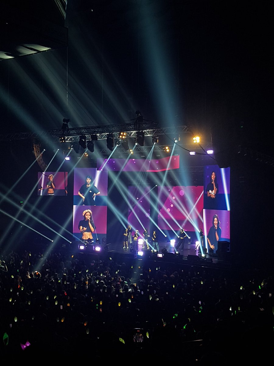 fourseventWHEEn's tweet photo. thank you for an amazing night!! 💚💚💚 BALIK KAYO AGAD PLS 😭 #MAMAMOOinPH #MYCONinMNL https://t.co/UIAJuBU7jX