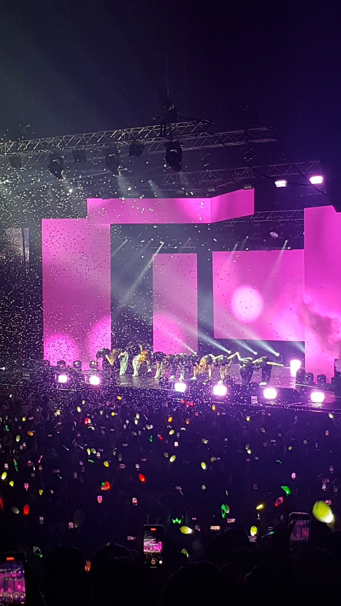 fourseventWHEEn's tweet photo. thank you for an amazing night!! 💚💚💚 BALIK KAYO AGAD PLS 😭 #MAMAMOOinPH #MYCONinMNL https://t.co/UIAJuBU7jX