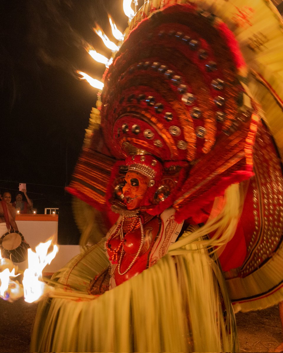 sibinn__'s tweet photo. Theyyam; The Other God
#lumix #lumixindia
@lumix_india
#theyyam #kannur #Kerala #theyyamsofmalabar #keralatraditonal #traditionalart #fireshow #IncredibleIndia #streetphotography #keralatourism https://t.co/PEBxh1OtEV