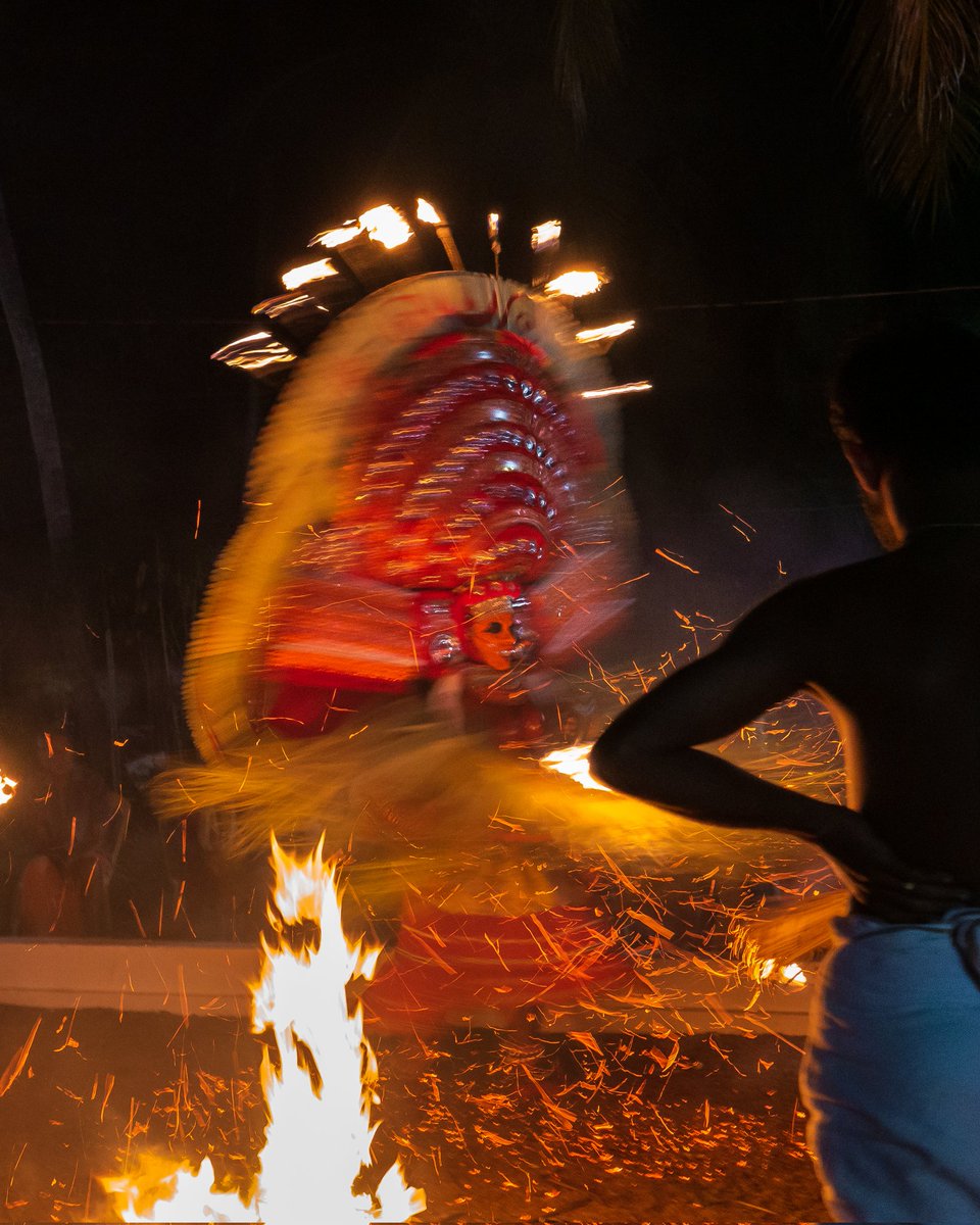 sibinn__'s tweet photo. Theyyam; The Other God
#lumix #lumixindia
@lumix_india
#theyyam #kannur #Kerala #theyyamsofmalabar #keralatraditonal #traditionalart #fireshow #IncredibleIndia #streetphotography #keralatourism https://t.co/PEBxh1OtEV