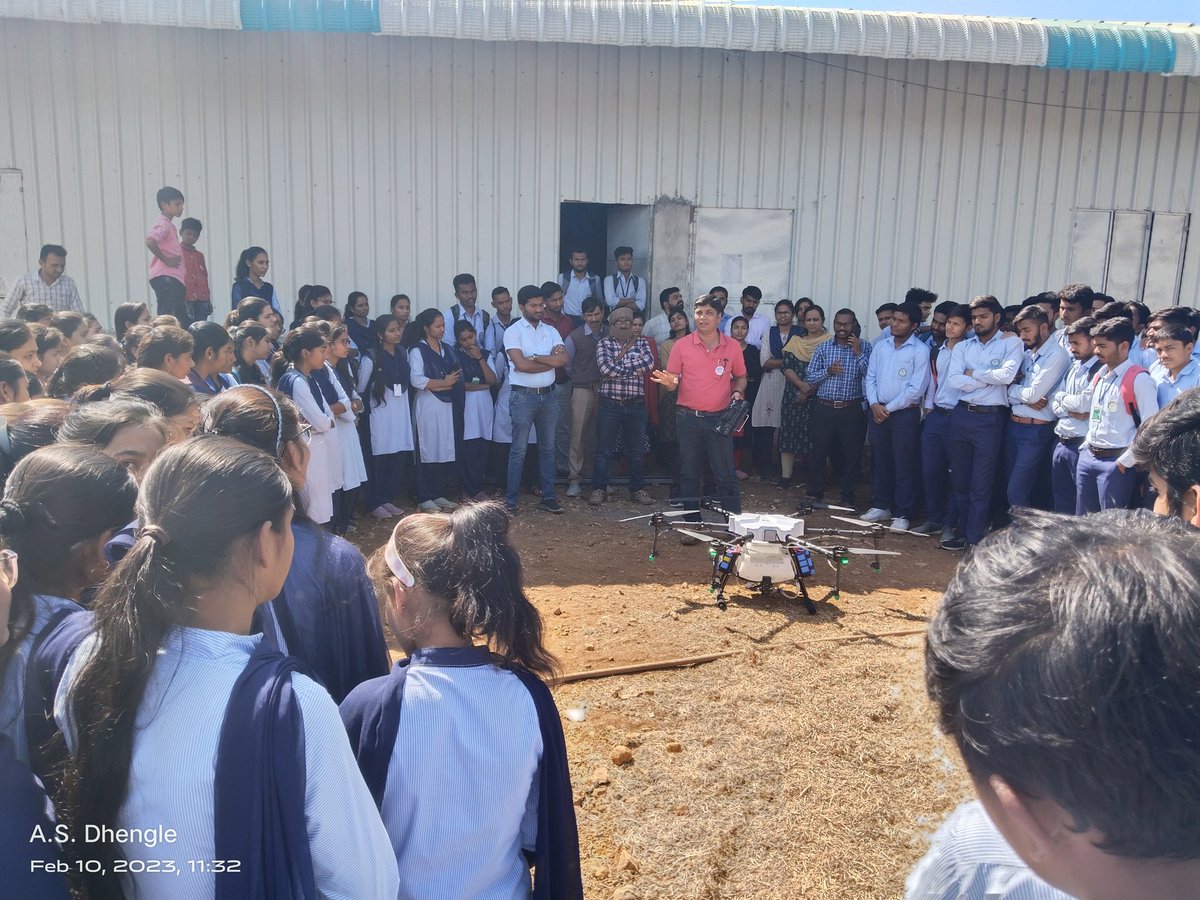 nssmwca's tweet photo. Demonstration of Drone technology at Wadafle College of Agriculture, Ywatmal: Agricultural Engineering subject expert Mr
 Rahul Chavan from Agricultural Science Center guided the students on the use of drone technology in agriculture https://t.co/CzgXdTM13d