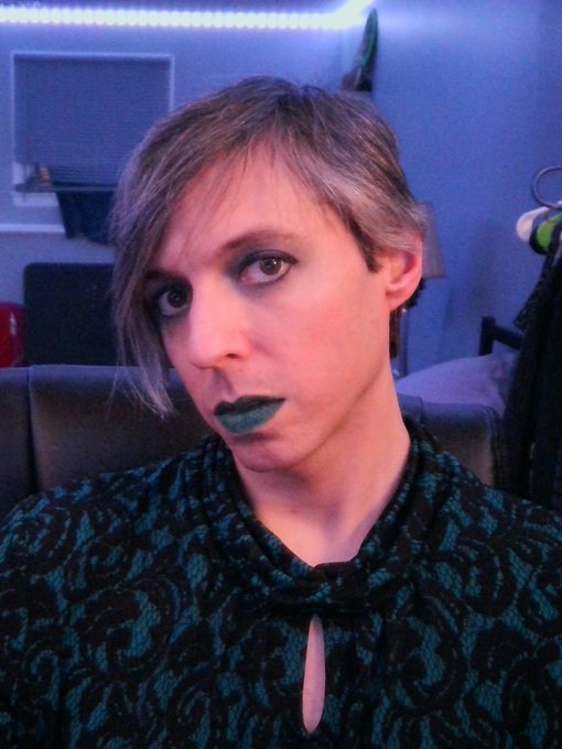🔞✨SlappyMeats✨ - Surviving the apocalypse while desperately horny! It's basically 2023 in a nutshell. Streaming 7 Days to Die with my lovense equipped on @joystickxxx, cum and ruin me 💀(link in 🧵) #femboy #twink #androgynous #trans #makeup https://t.co/cpjjZ02Uzd