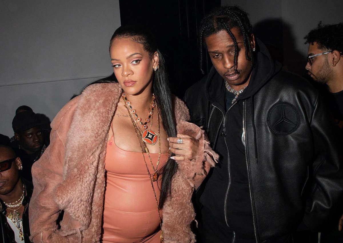 Mediecote's tweet photo. 🚨🚨 Rihanna a confirmé qu'elle est enceinte suite à sa performance au Super Bowl https://t.co/A2FORR05Ee