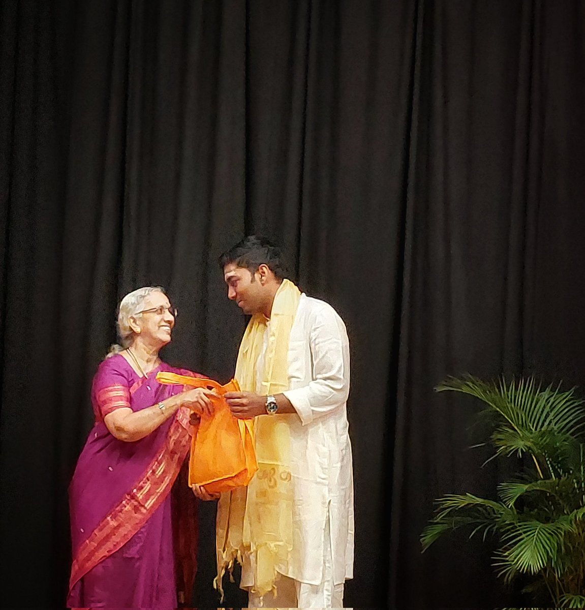 To see two of my favorite people in one frame ... happiness. Dr.Gauri Mahulikar and Vidwan Ramana Balachandran at #ChinmayaVibhooti #Kolwan #Nadabindufestival #ChinmayaVishwavidyapeeth