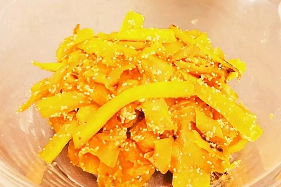 ①にんじんの皮を剥き、ピーラーなどで薄く削ぐ。
￼②フライパンにごま油を引き、にんじんがしんなりするまで炒める。
③にんじんを炒めたら、白だし、砂糖、明太子を追加し、明太子に火が通るまで炒めたら完成！
#料理 #簡単 #レシピ #美味しい