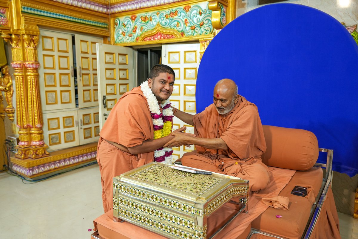 rajkotgurukul's tweet photo. લંડન સત્સંગ વિચરણ માટે જતા સંતો - પૂ.સ્વયંપ્રકાશદાસજી સ્વામી અને પૂ.ભજનપ્રકાશદાસજી સ્વામી
.
.
#swaminarayan #rajkotgurukul #satsang #vicharan #london #londonvisa #visauk #unitedkingdom #travelling #journey #yatra #ukvisa #suratgurukul #swami #Saint #surat #Gujarat https://t.co/LPQBktEZJo