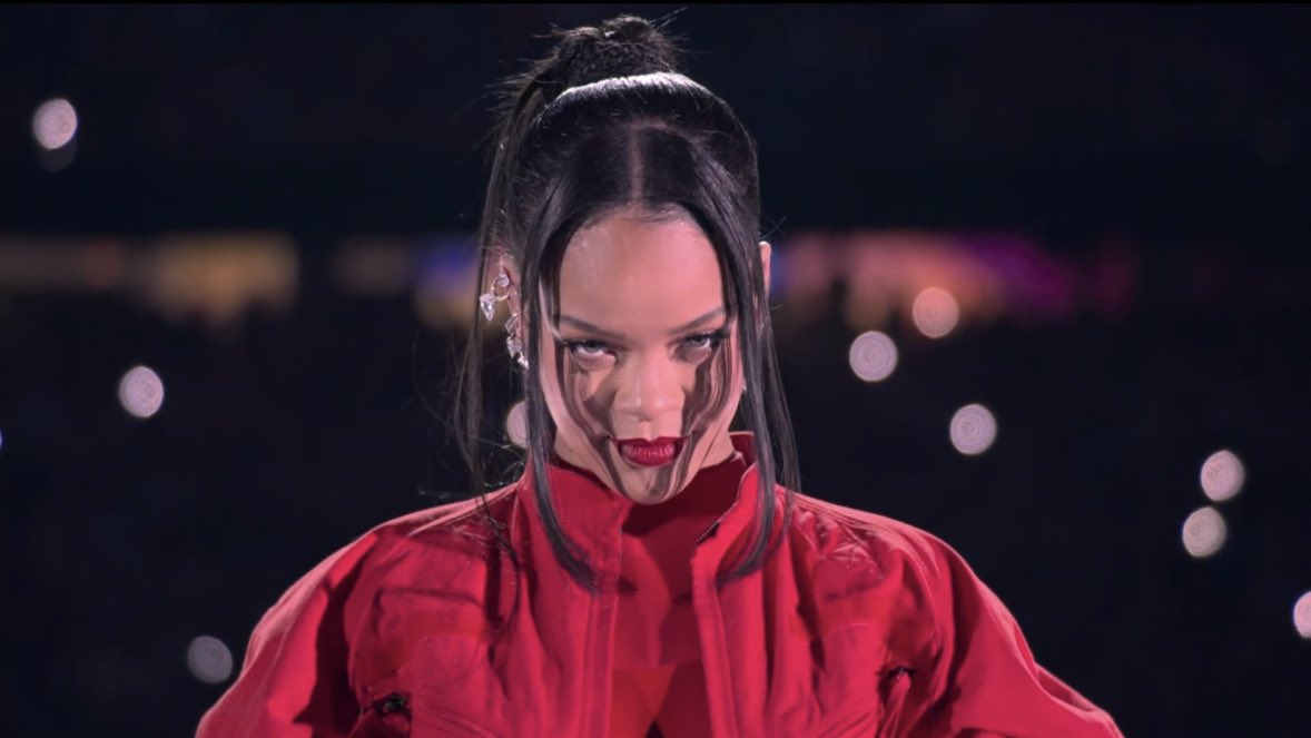 Hoy los buenos días sientan mejor viendo el espectáculo que ha ofrecido #Rihanna en la #SuperBowl
