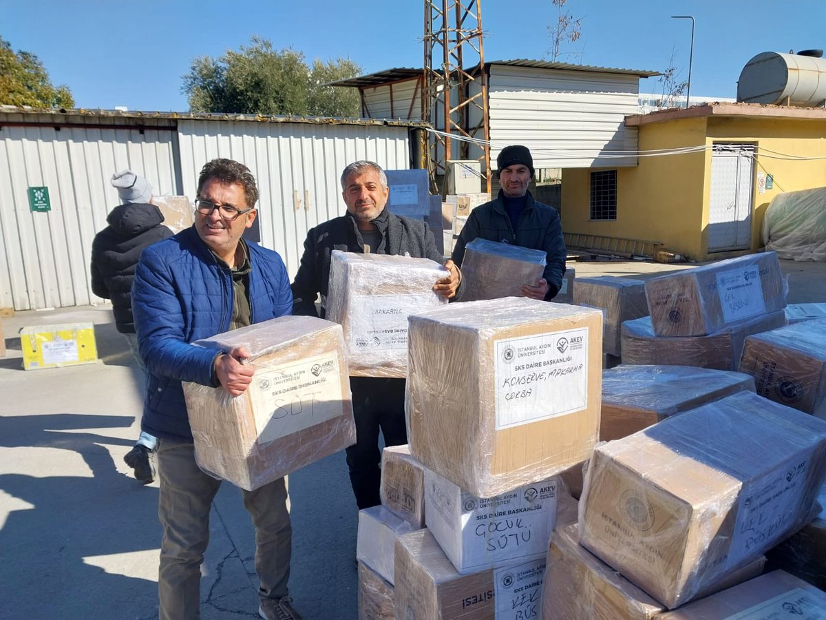 Birlik, beraberlik ve yardım zamanı diyerek, desteklerinizle toplanan yardım malzemelerini taşıyan tırlarımız deprem bölgesine ulaştı. Emeği geçen herkese sonsuz teşekkür ederiz.