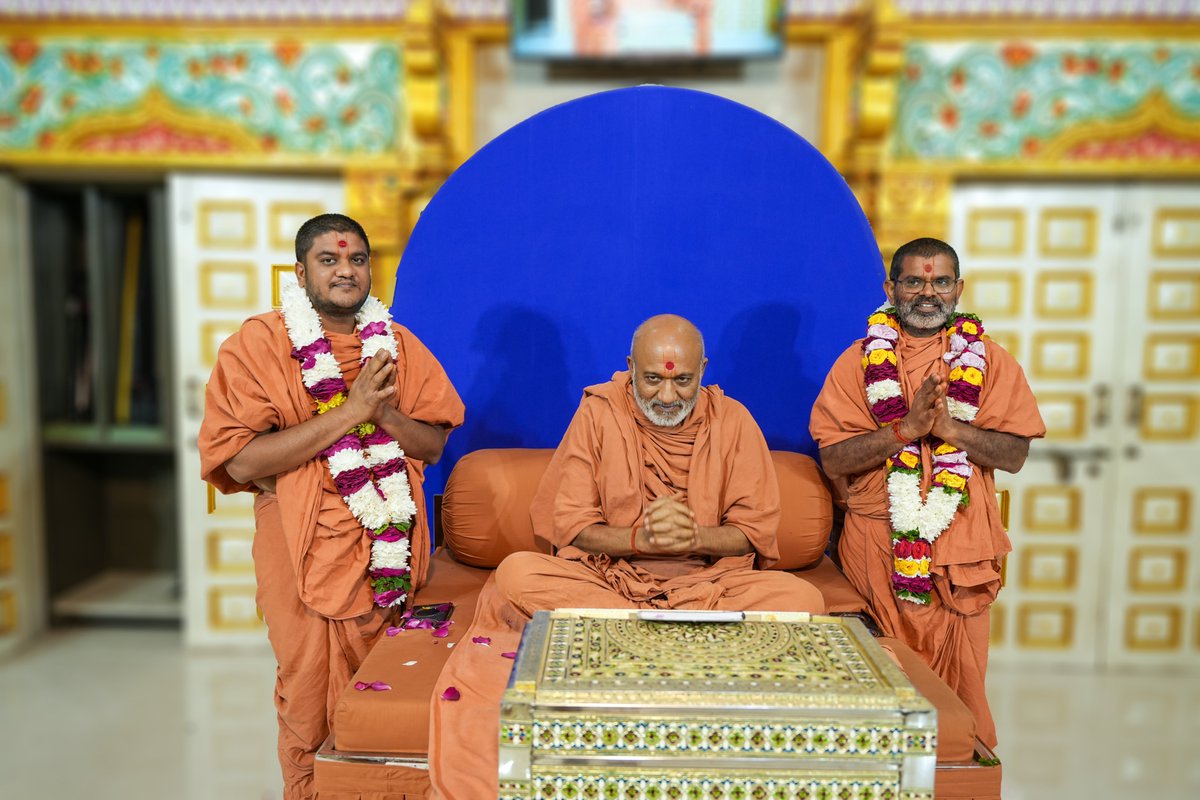 rajkotgurukul's tweet photo. લંડન સત્સંગ વિચરણ માટે જતા સંતો - પૂ.સ્વયંપ્રકાશદાસજી સ્વામી અને પૂ.ભજનપ્રકાશદાસજી સ્વામી
.
.
#swaminarayan #rajkotgurukul #satsang #vicharan #london #londonvisa #visauk #unitedkingdom #travelling #journey #yatra #ukvisa #suratgurukul #swami #Saint #surat #Gujarat https://t.co/LPQBktEZJo