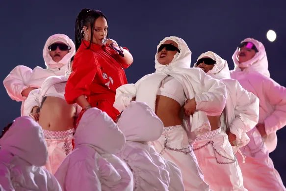 minch_19's tweet photo. Am I the only one seeing this? #FentyBowl #Rihanna #Riri https://t.co/WdERA7zC4M