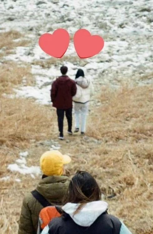 sea_hae7's tweet photo. crumbs 😍🐰🦊
picture of HYUNHAE when they went skiing!!!🥰🥰
it reminded me of the sighting in new york😁
👀haeeun's wearing the moncler jacket
1 picture ( cr: weibo) https://t.co/HluuB1uTdN