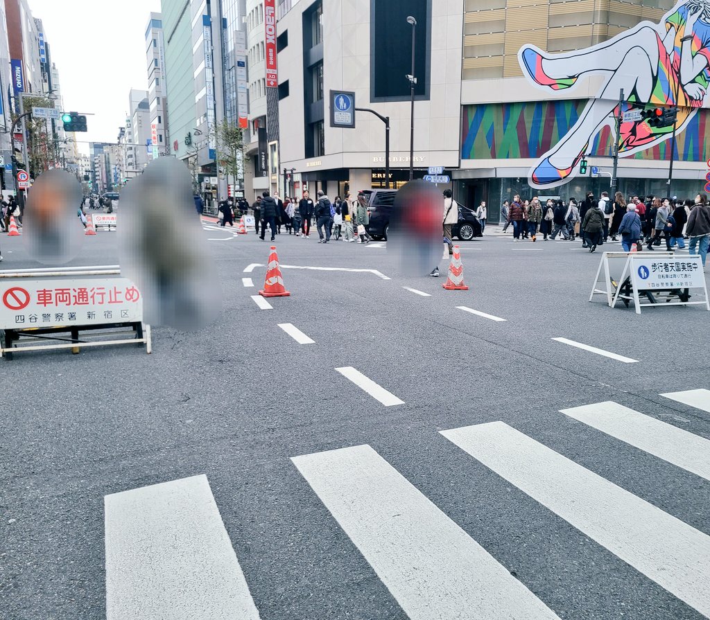 0yamaheII's tweet photo. 今月は夫婦2人でデート。
前回はセカオワで今回はバンプのライブ!
趣味が合うと良いね💡
新宿は歩行者天国してました。こんな交通量多いエリアすらやってるのに小山市は歩行者天国出来ないんだって。
理由は勿論"車の利便性"
ウォーカブル推進都市なのにやる事は真逆の小山市…😢#PLANOYAMA https://t.co/IixfXSO3jZ