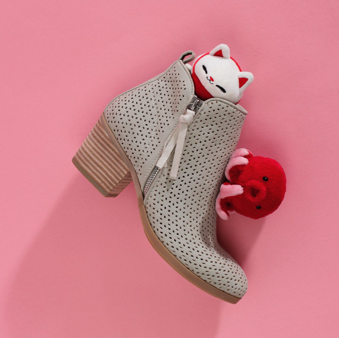 SA_ShoeStore's tweet photo. SAN VALENTIN VIBES ✨

El mejor regalo para San Valentín lo puedes encontrar en Salvador Artesano. Estos botines de Refresh te sentarán genial.
Y si eres parte de nuestro club, 𝗽𝗼𝗱𝗿𝗮́𝘀 𝗮𝗻̃𝗮𝗱𝗶𝗿 𝘂𝗻 𝟭𝟬% 𝗲𝘅𝘁𝗿𝗮, ¿te lo vas a perder? 🛍️

https://t.co/7kF717zfgx https://t.co/NLCaMdi2fW