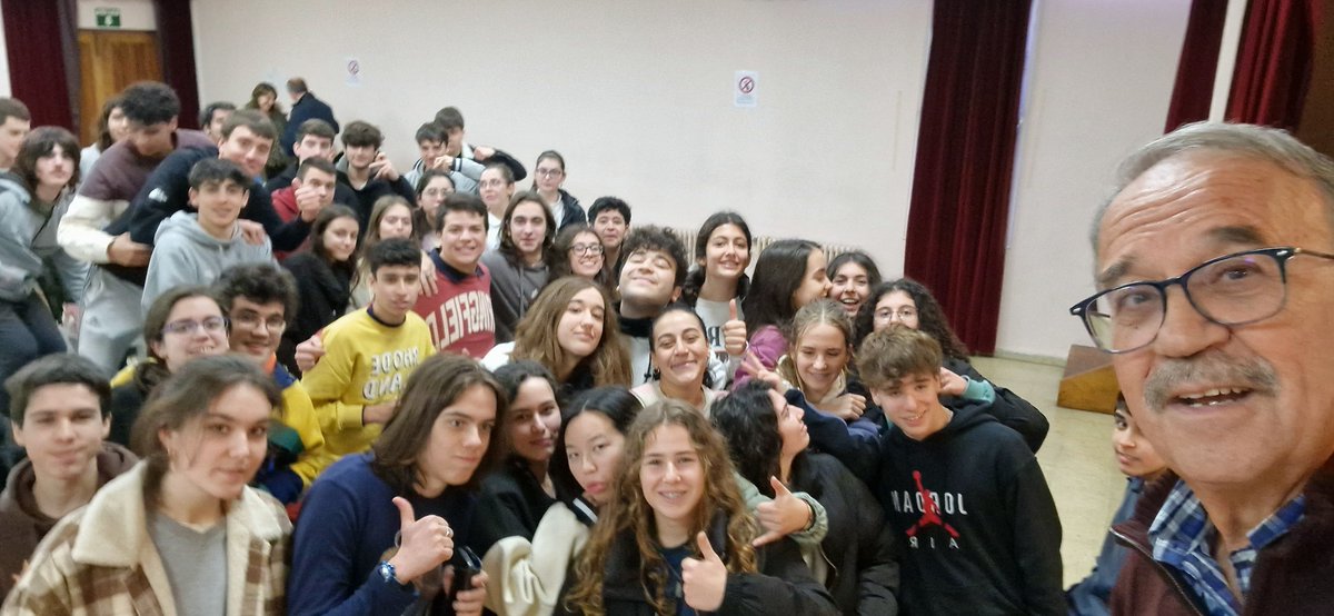 Moi contento por poder transmitir ós alumnos do #IESFreiMartinSarmiento de Pontevedra a pasión pola ciencia. Moi bó ambiente, moi boas preguntas, moi bó debate. Grazas!  bit.ly/3lpHnsB <a href="/UniversidadeUSC/">USC</a> <a href="/cretus_usc/">CRETUS</a>