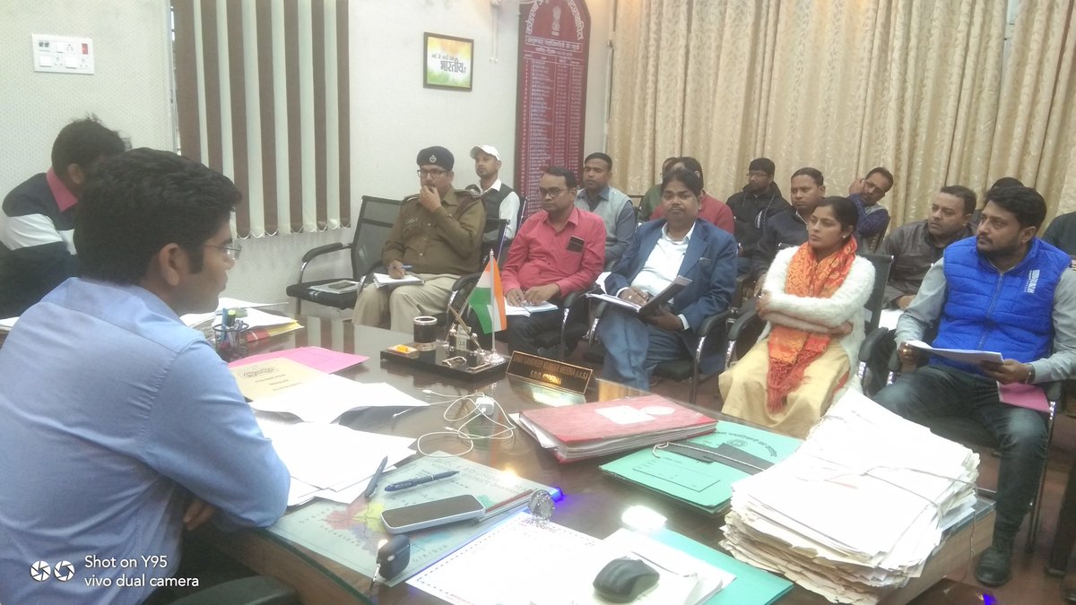 IprdKoderma's tweet image. अनुमंडल पदाधिकारी संदीप कुमार मीना द्वारा नगर परिषद् झुमरी तिलैया, नगर पंचायत कोडरमा/डोमचांच के पदाधिकारी व कर्मियों के साथ फायर सेफ्टी ऑडिट, फायर फाइटिंग उपकरण अधिष्ठापन करने हेतु बैठक किया गया। 
#dckoderma @prdjharkhand @JharkhandCMO