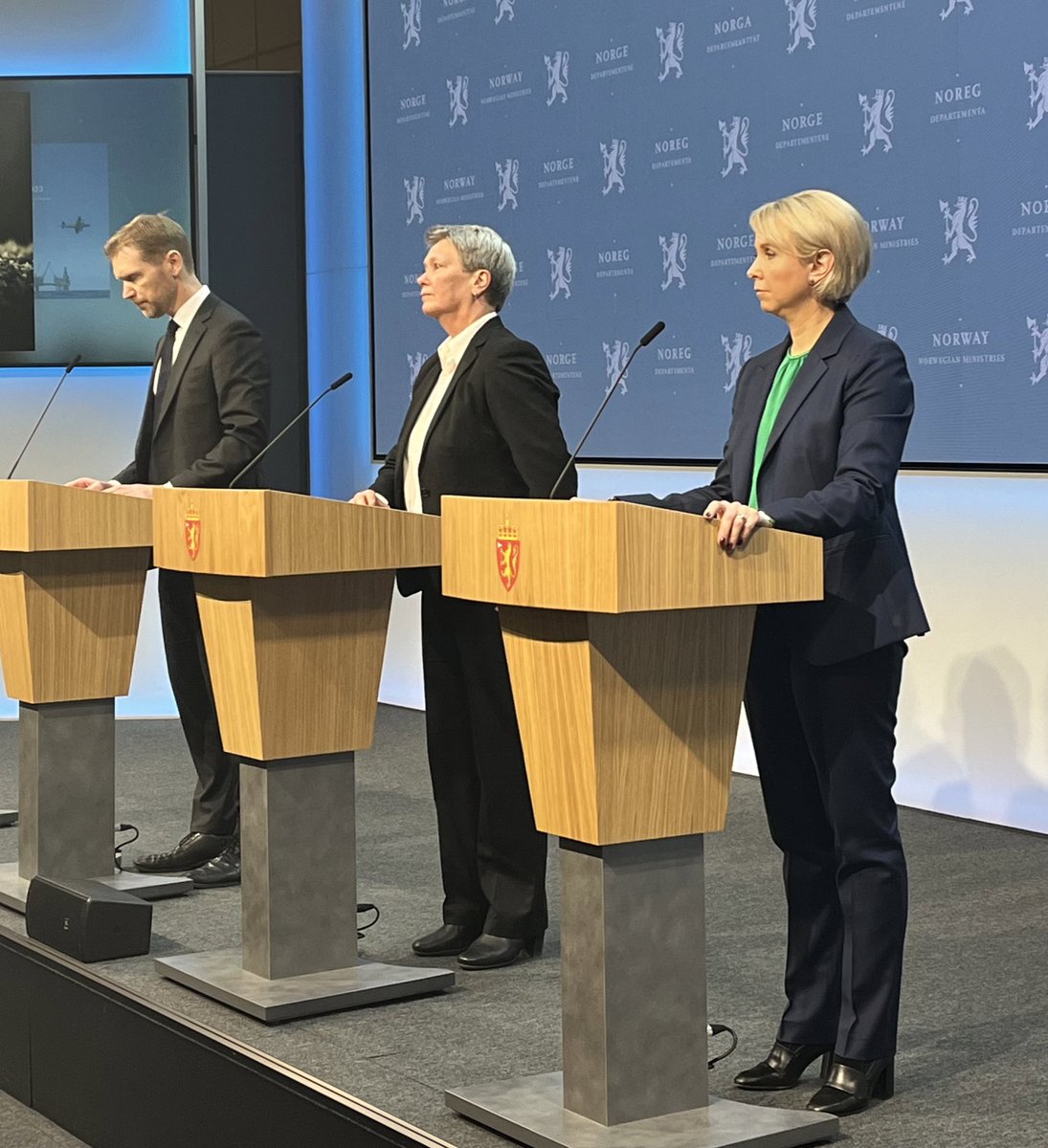 I #Risiko2023 er NSM bekymret for tre forhold:

1. Flere angrepsforsøk vil gå mot underleverandører

2. Fremmede aktører investerer i virksomheter og eiendom av ikke-kommersielle hensyn

3. Målrettede påvirkningsoperasjoner for å spre desinformasjon

nsm.no/Risiko2023