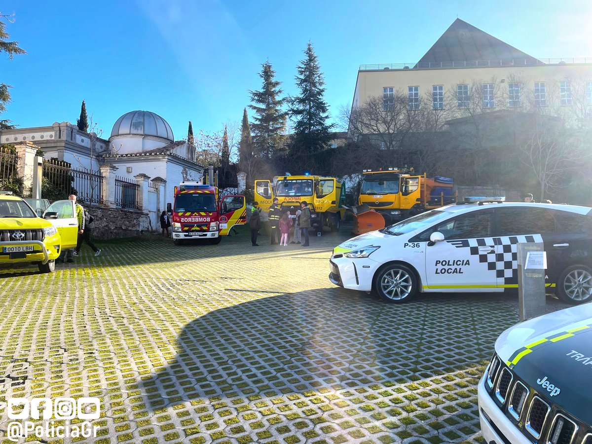 PoliciaGr's tweet photo. Junto con nuestros compañeros de @policia @guardiacivil @Ces061Granada @BomberosGranada @Plan_INFOCA @policiandalucia @pcivilbaza en las instalaciones del #CECEM del @E112Andalucia acercando las emergencias a los peques en la celebración del #DíaEuropeo112 https://t.co/sMvY7j3jTp