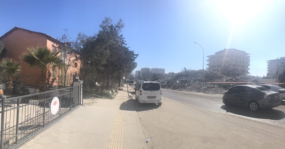 Nurdağı’nda soldaki ayakta kalan 2 katlı binaları yıkıp sağda enkaza dönüşen kentsel dönüşümü yapıyorlar. coğrafya hakikat yolunu gösterir.