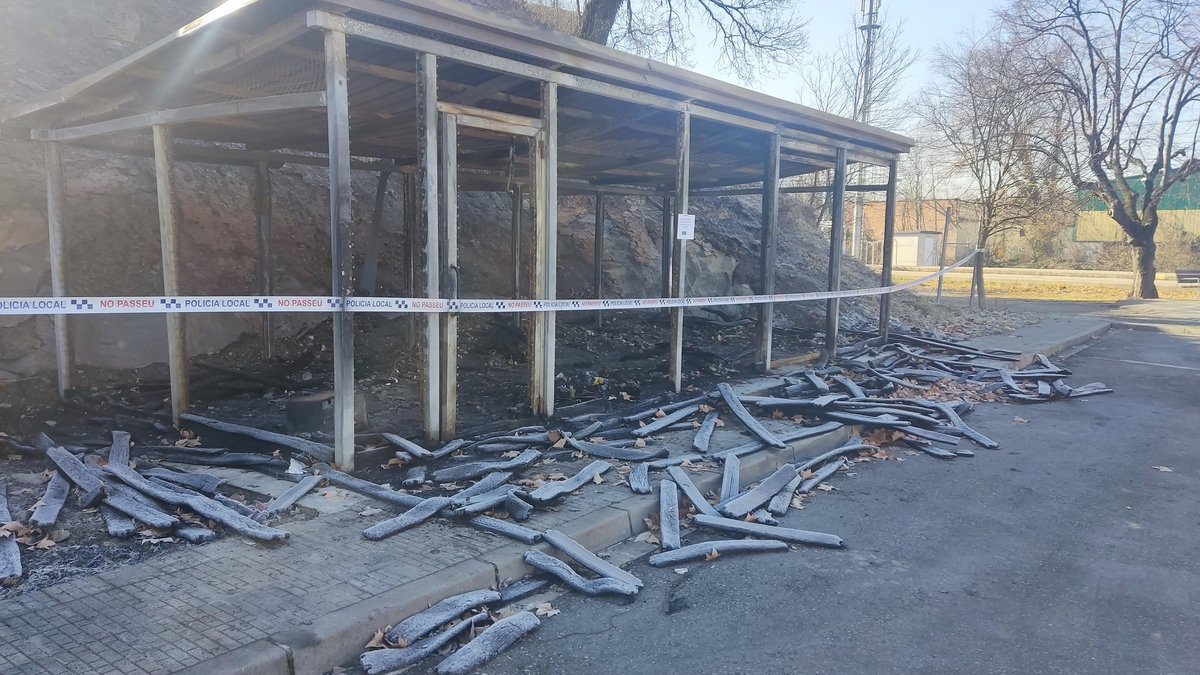 🗓️ 13-2-2023, semanas después de que ardiera uno de los puntos de emergencia del "Porta a Porta" sigue en este lamentable estado. Lo malo no es la dejadez por parte del <a href="/ajManlleu/">Ajuntament Manlleu</a> , lo peor es que esta es una de las primeras imágenes que encuentra alguien al llegar a Manlleu.