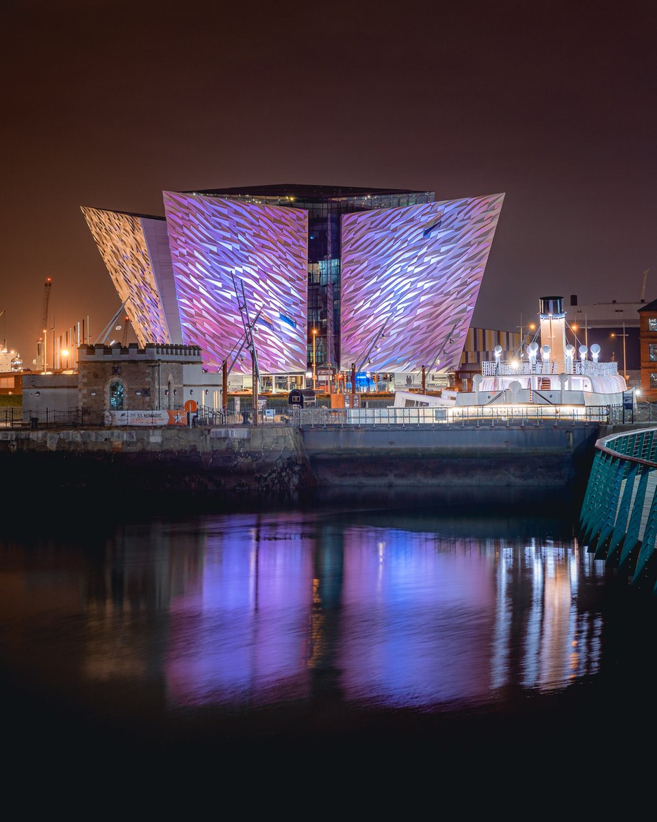 📍Titanic Belfast 

Nothing beats going for an evening walk, around @MaritimeMile . Especially when you get some gorgeous reflections, from @TitanicBelfast !