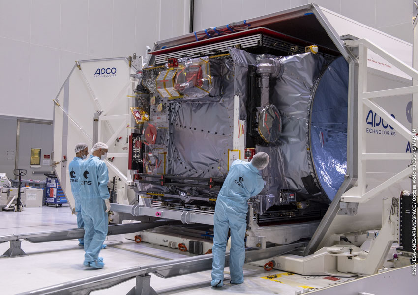 Who doesn’t love a good #unboxing moment?! 🎁 

Our beautiful #ESAJuice spacecraft arrived @EuropeSpaceport last week and we’re unpacking ready for launch preparations. Target launch date: 13 April! 🚀

More info coming soon! esa.int/juice

#SaveTheDate #ExploreFarther