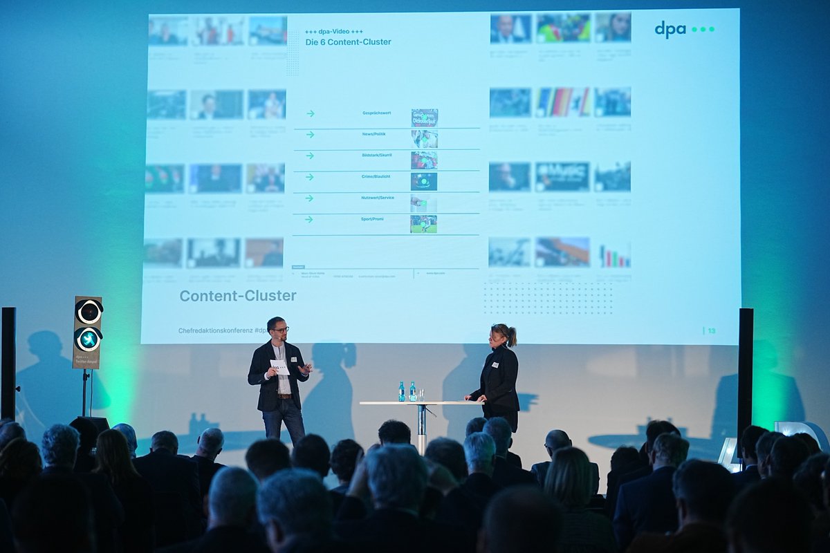 „dpa goes live“: Chefin Visuelles <a href="/sbrueggemmeier/">sbrueggemmeier</a> kündigt bei #dpa23 ein Livestream-Angebot der <a href="/dpa/">dpa</a> ab Sommer an. „Wir wollen der größte Bewegtbild-Anbieter in Deutschland werden“, sagt Video-Chef Mo Kühle. „Es geht um Menschen, es geht um Emotionen, und es geht um Fakten.“