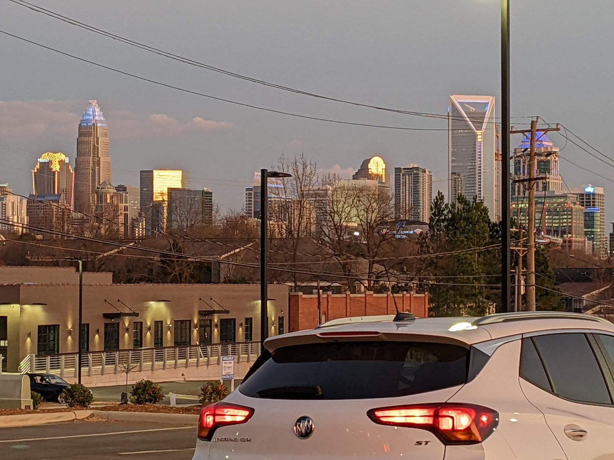 @colinmcfarlane @Chiefs @NFL @SuperBowl @rdnkgrl74 @SasnakCity We're @Panthers and @CharlotteFC (they share the stadium) as our family are in NC. 
A lovely skyline ..