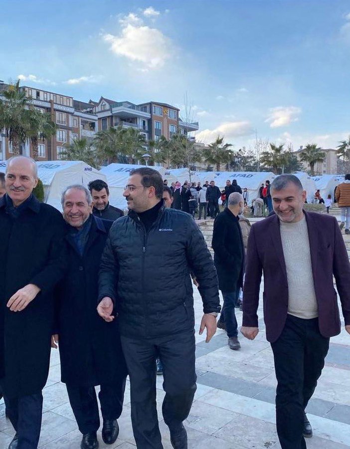 AKP Genel Başkanvekili Numan Kurtulmuş ve AKP heyeti deprem bölgesinde inceleme yaparken.