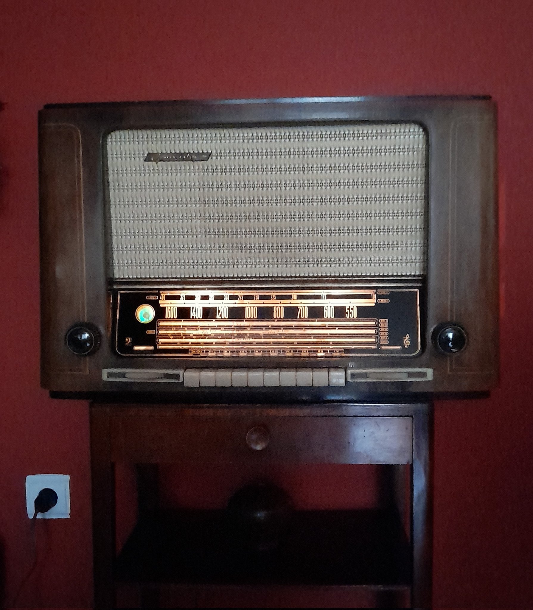 Sílvia Correia on X: "Happy Monday! As we celebrate #WorldRadioDay today,  I'm sharing a radio I inherited from my grandfather. It's a 1950's #Grundig  Exportsuper 5045W tube radio. Still works, but needs