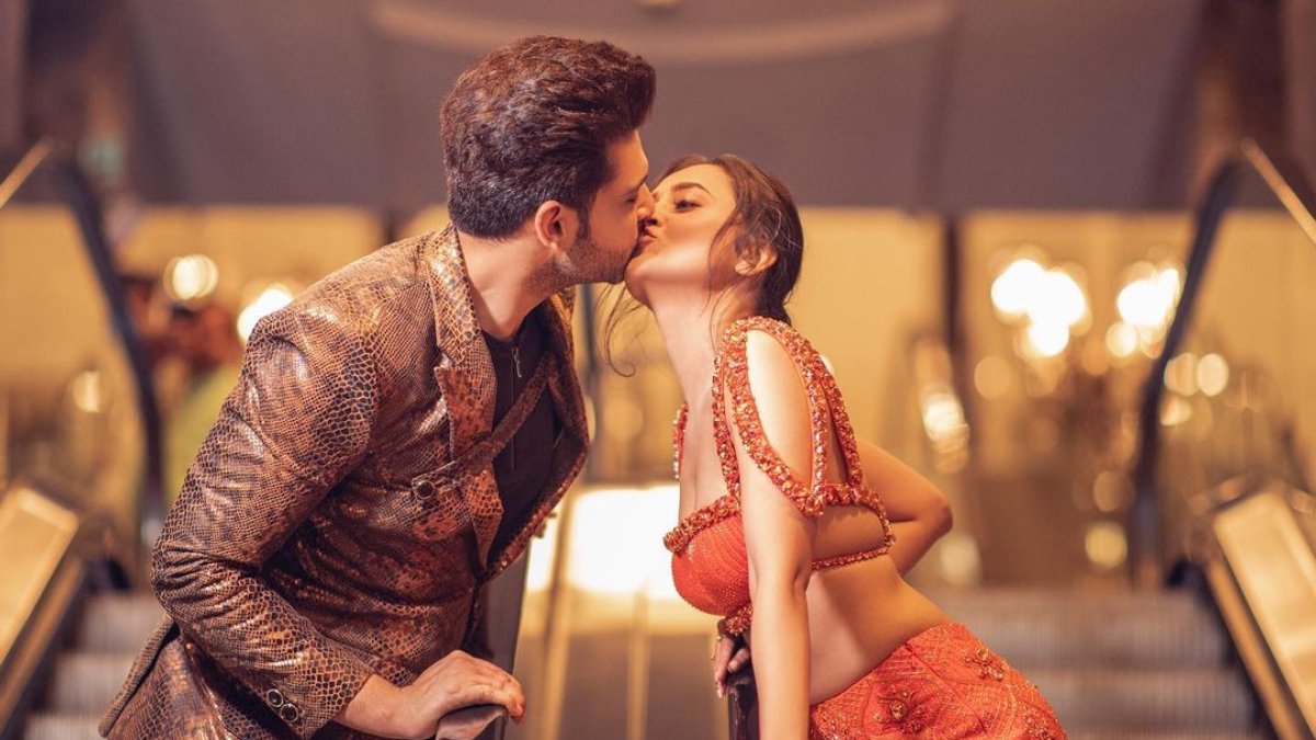 ETimesLifestyle's tweet photo. Nothing, just @kkundrra and @itsmetejasswi celebrating love!

#KissDay #TejasswiPrakash𓃵 #tejasswiprakash #KaranKundrra #tejran #tejranfam https://t.co/InH4nmGNZb