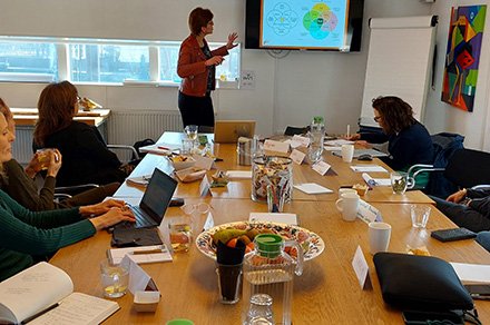 Vandaag spreekt <a href="/AgnesSchilder/">Agnes Schilder</a> tijdens de inspiratiedag 'Werkgeluk' van het platform Werkdruk &amp; werkgeluk' van Zestor (bit.ly/3IhgfoO) over positieve psychologie.
Agnes: "Als je je hele leven gelukkig wilt zijn, help dan een ander. Echt geluk is deelbaar!"