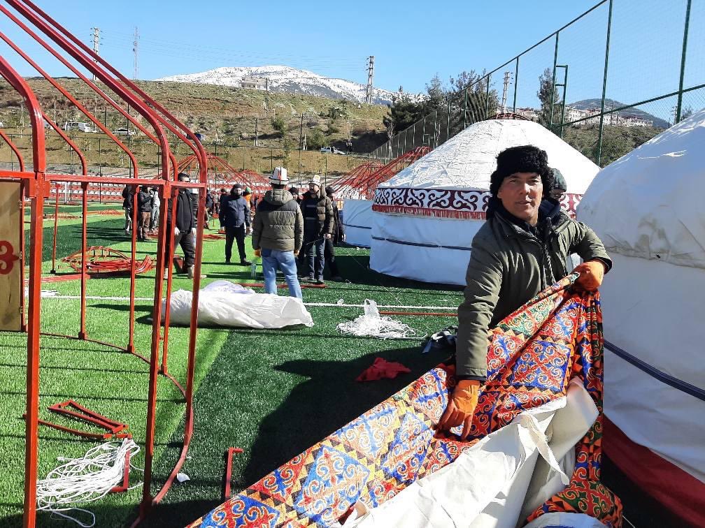 Kuzzat_Altay's tweet photo. Kırgızistan’dan gelen kardeşlerimiz Kahramanmaraş’ta çadırları dikmeye başlamışlar.

Çocukken çok kaldım. Çok et yiyip kımız içtik bu evlerde.Yazın serin, kışın sıcak, depreme dayanıklı. Aile bağını güçlendirici bir yapısı var.

Sadece bugün için değil, deprem fay hattı üzerinde bu malzemelerin bol bol depolanması, topluma bu çadırların kurulma eğitimleri verilmesi lazım.