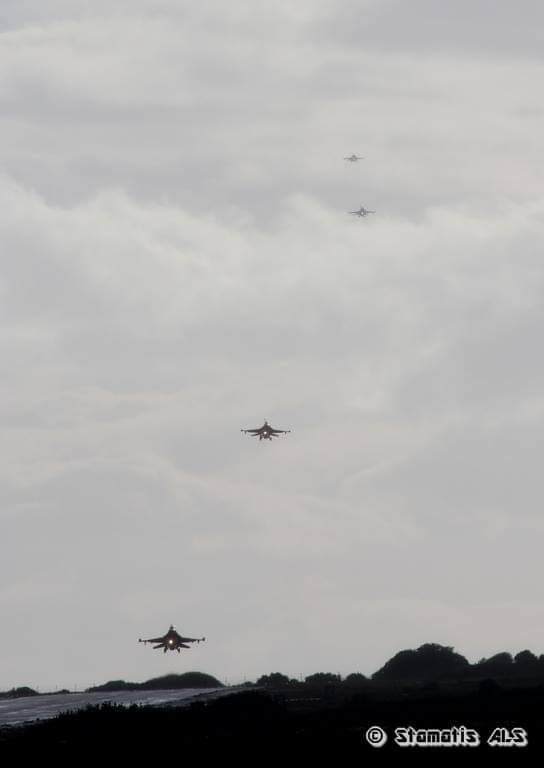 Stam_A337's tweet photo. 🇺🇸 4 F-16CM Block 50/ USAFE προσγειώνονται στην ΑΒ Σούδας/115 ΠΜ κατά τη διάρκεια της κοινής συνεκπαίδευσης με την ΠΑ
480 FS "Warhawks"
52nd FW/Spangdahlem AFB
03/02/2015
#480FS #Warhawks #F16Block50 #SoudaAFB #SpagdahlemAFB #52FW #USAFE #HAF @HAFspokesperson @Spangdahlem_AB https://t.co/6NJnV4m88H
