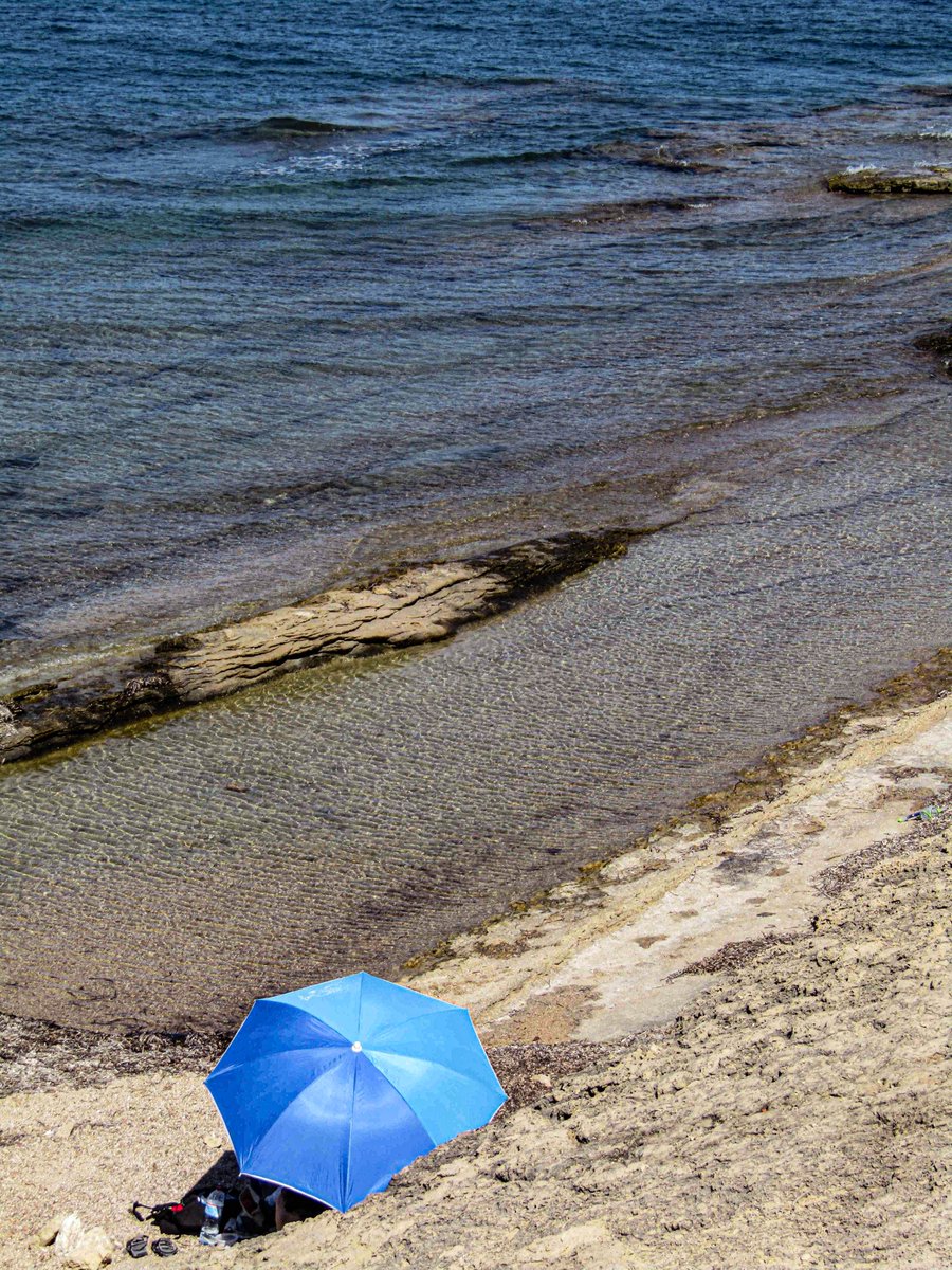 Nada como refugiarse en una sombrilla frente al mar