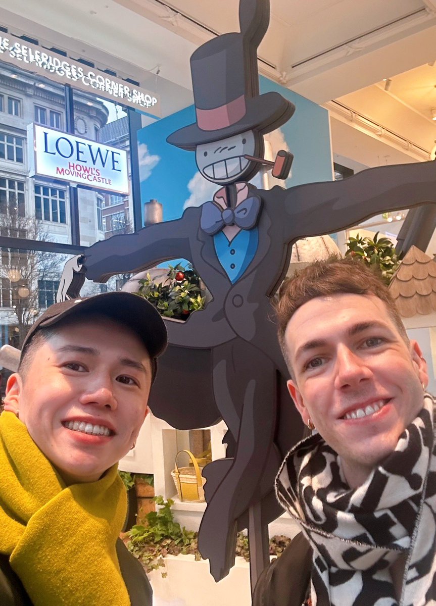 nikochanuk's tweet photo. ロエベxハウルの動く城がコラボ🫶🏻ロンドンにあるSelfridgesデパートでポップアップカフェがやってた🤗テイクアウトで可愛い袋も付いてくる😍バレンタインにもいいかも？２月末までやってる🙌🏻 https://t.co/nu76KHy3Em