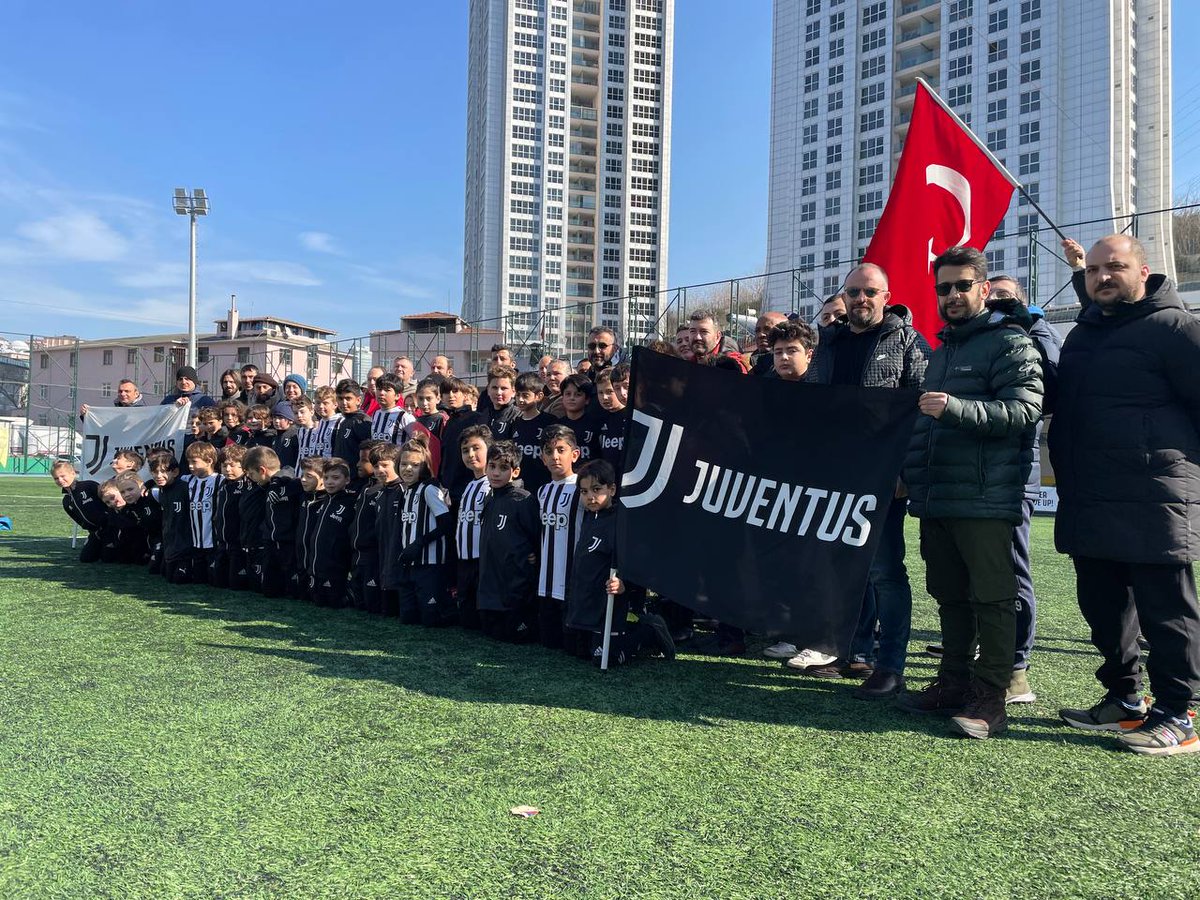 TurkeyJuventus's tweet photo. 🇹🇷 El ele verip bu zor günlerde depremzedeler için düzenlediğimiz organizasyona katılıp yardımlarını esirgemeyen herkese teşekkürler...
Biz büyük bir aileyiz...
🗳
Toplanan nakti yardım: 15.660 ₺
7.830 ₺ ➡️ @ahbap Derneğine
7.830 ₺ ➡️ @AKUT_Dernegi 'ne
Bağışlanmıştır. https://t.co/FYGtTfPXob