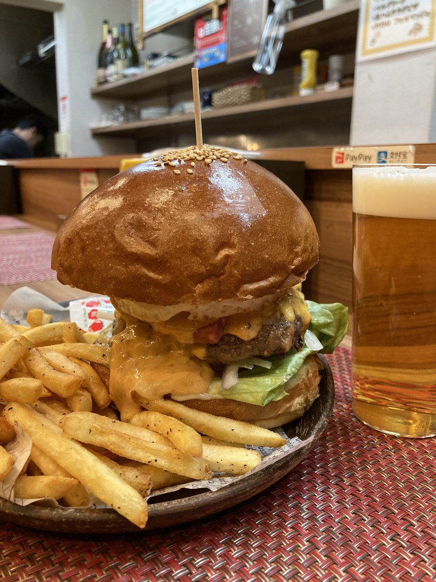bot_hamburger's tweet photo. 江古田 #smorker にて、megaバーガー+ベーコンエッグ！おっきいバンズに普通の倍位のパティは粗挽きしっかり焼きで食べ応えたっぷり！お酒が進む濃い味でビールもバーガーも止まりません。 https://t.co/2Fbb3F8FKG