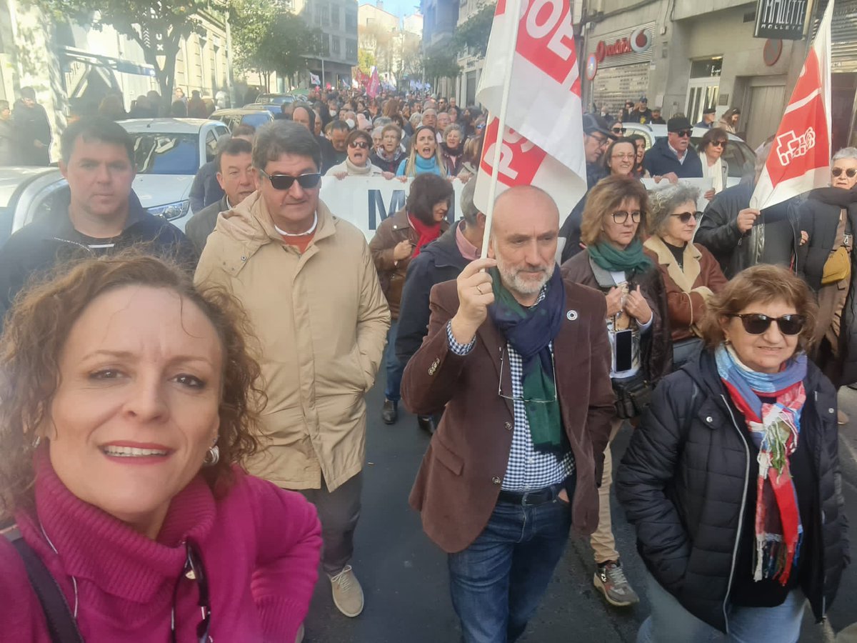 psoedumbria's tweet photo. Participando onte, xunto cos compañeiros socialistas da Costa Atlántica nas reivindicacións duns servizos sanitarios de calidade
❌ NON á precariedade dos sanitarios.
❌ NON ao desmantelamento da nosa sanidade.
❌ NON á privatización.
✅ SI a unha sanidade PÚBLICA de calidade https://t.co/lQgLTYzibZ