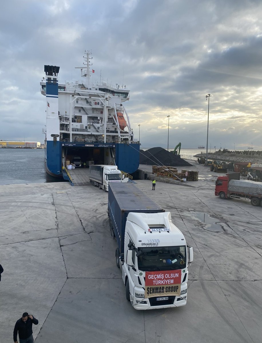 AFAD Koordinasyonu ve ERLİK organizasyonunda önceki gece AnadoluPort’tan yüklediği iş makineleri, yardım malzemeleri ve SMA hastası çocuklarımızın katı mama ve ilaçlarını Mersin Limanı’na götüren TRANSFIGHTER isimli ikinci Ro-Ro gemimiz, Silifke açıklarında yoluna devam ediyor.