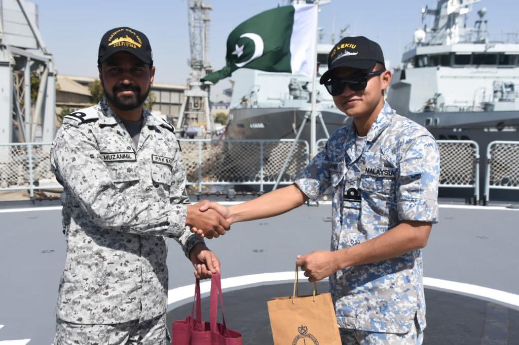 MPA_Barat's tweet photo. Knowledge Sharing!
Officers and men from KD LEKIU & PNS ZULFIQUAR @PakistanNavy exchanged their knowledge, experience & best practices during Cross-Ship Visit session.
#AMAN2023
#TogetherForPeace
#NavyPartnerships
#EnhancingCooperation https://t.co/1yWhl6W4Hf