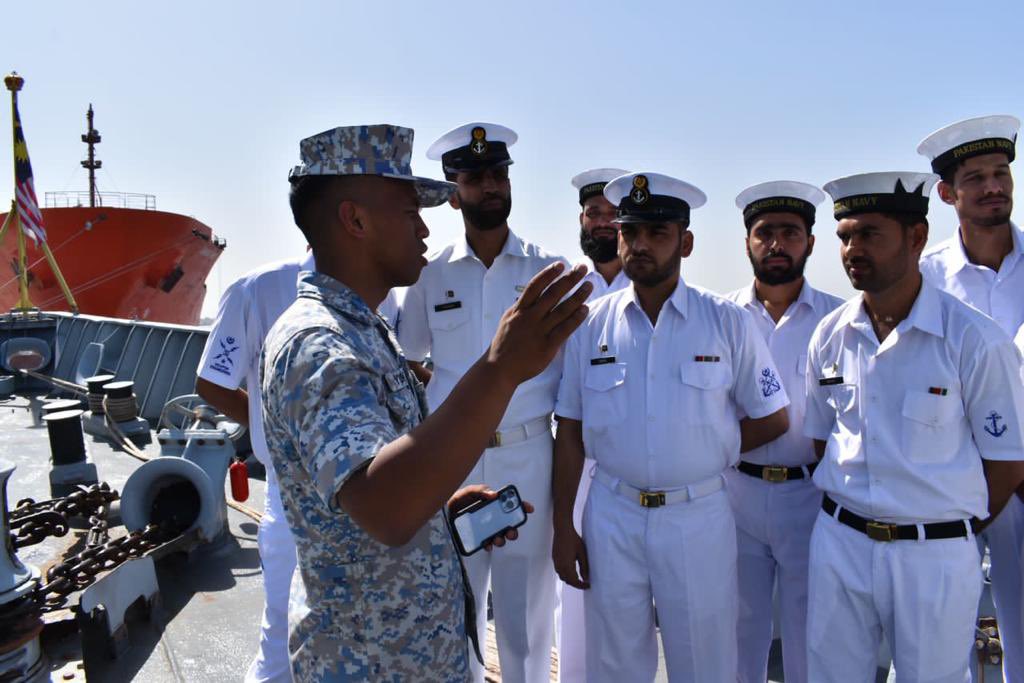 MPA_Barat's tweet photo. Knowledge Sharing!
Officers and men from KD LEKIU & PNS ZULFIQUAR @PakistanNavy exchanged their knowledge, experience & best practices during Cross-Ship Visit session.
#AMAN2023
#TogetherForPeace
#NavyPartnerships
#EnhancingCooperation https://t.co/1yWhl6W4Hf