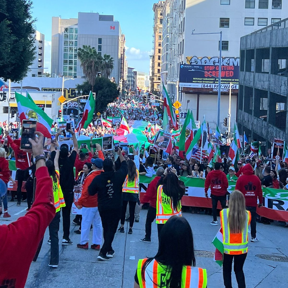 این جمعیتی که سرتاسر جهان برای حمایت از مردم ایران جمع شدن، نه غذای رایگانی بهشون دادن، نه ایاب ذهاب رایگانی، و نه حتی یه ساندیس! همه این آدما از سر انسانیت و نوع‌دوستی با هزینه خودشون تو این تجمعات شرکت کردن. اینا حتی برای تو ارزشی نفهم هم آزادی می‌خوان! کاش بفهمی! #مهسا_امینی